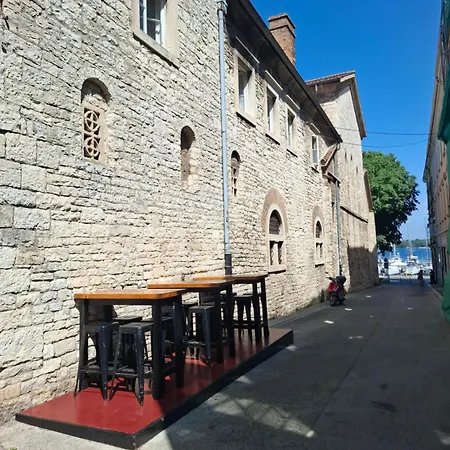 Old Town Candler * Pula